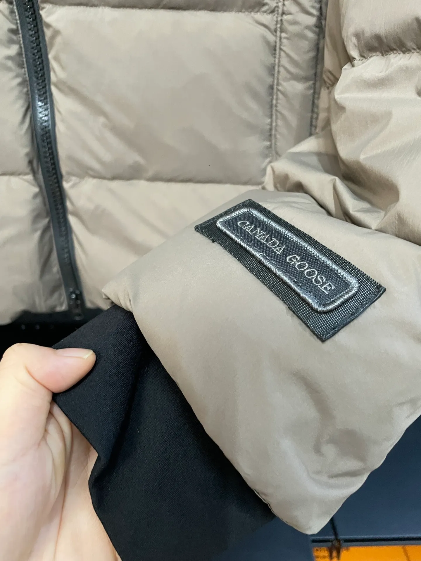 P860 Ouyang Nana second generation Canad goose black label down jacket is a must-have goose black label down jacket in the outerwear industry! The latest designer styles! The goose down jacket has always been a popular element of fashion and is loved by experts from all walks of life! Fashionable hooded cut, high-end customer-supplied fine goose down, high resilience, smooth zipper, strong and firm. Pockets on both sides can store small items, free your hands, and you can go out without worries. It can also meet the need of putting your hands in your pockets👏👏Produced by Big Goose, it can be used as a group uniform by many celebrities. This down jacket uses a double-layer anti-down lining design, which has strong windproof performance and will be very warm in winter! New standard 90% goose down filling, high fluffiness, windproof hooded design. When walking outdoors, pull the collar to the highest position, put your hands in the pockets and it will be very warm. It can be easily controlled by all body types! The interior is equipped with an elastic snow skirt design for better wrapping. The simple and neat style design highlights the masculine temperament. The impeccable style is classic and never goes out of style. It is warm and practical, and it is versatile! You can enter with your eyes closed!    Size: XS-XXL